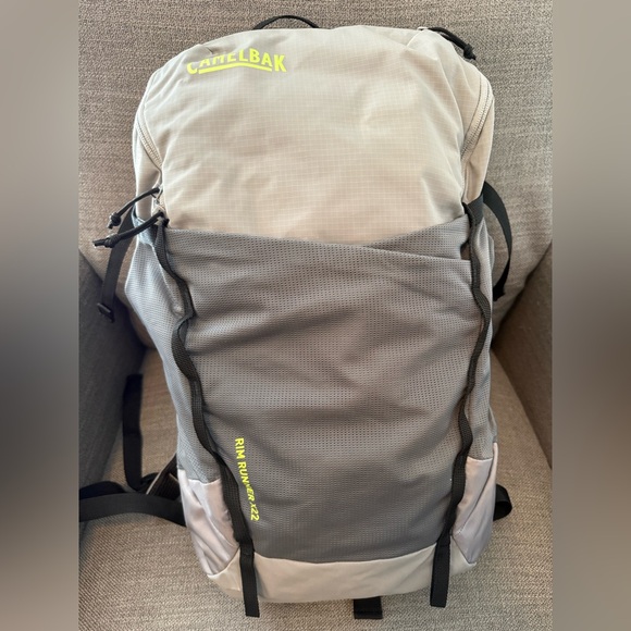 Camelbak Rim Runner X22 Grey Flannel/LimeBackpack Hiking Hydration